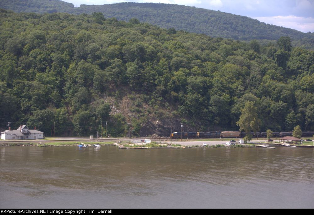 CSX 3083 leads oiler B775